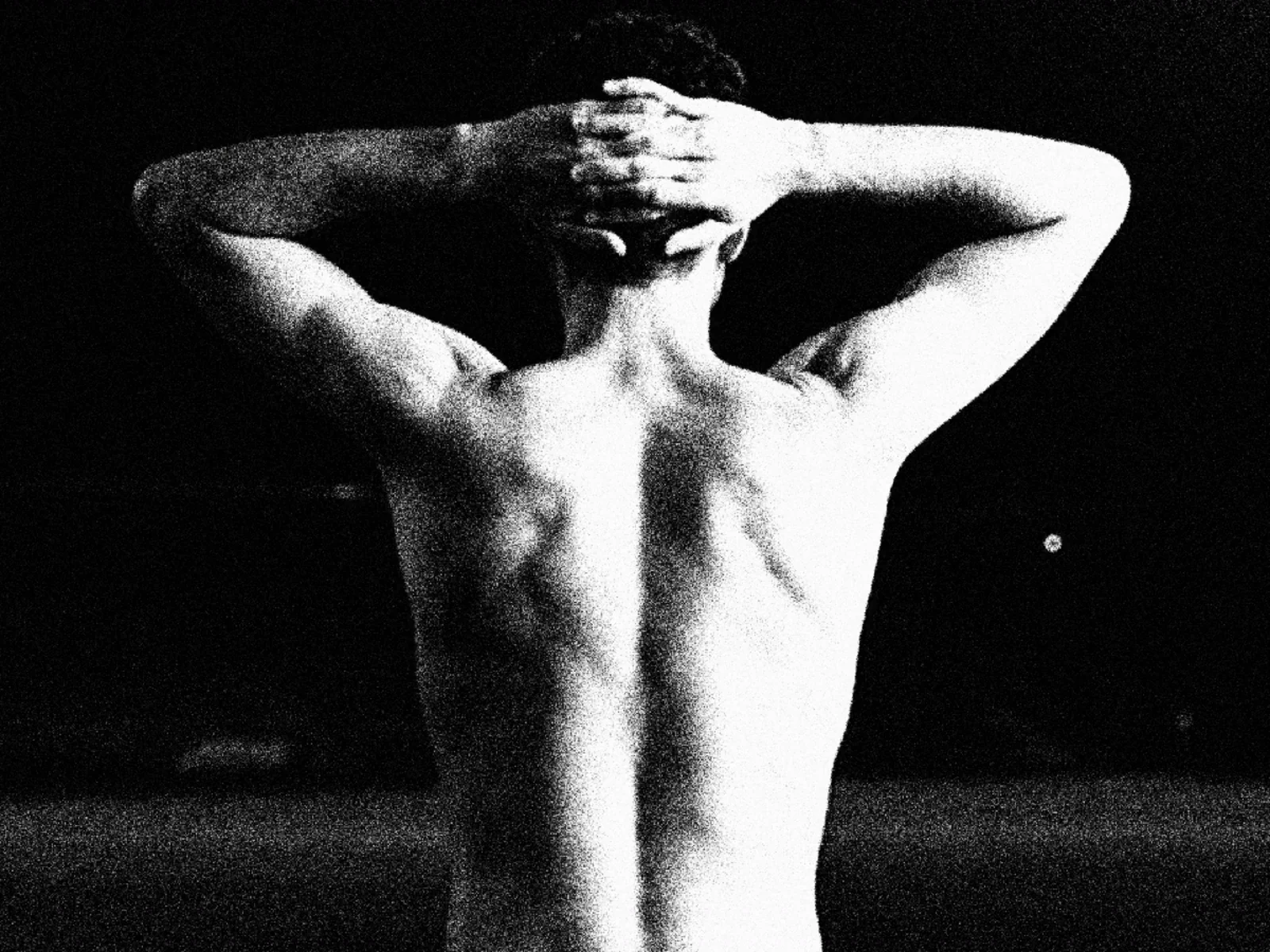 Un athlète à l’entraînement avant l’aube, en noir et blanc