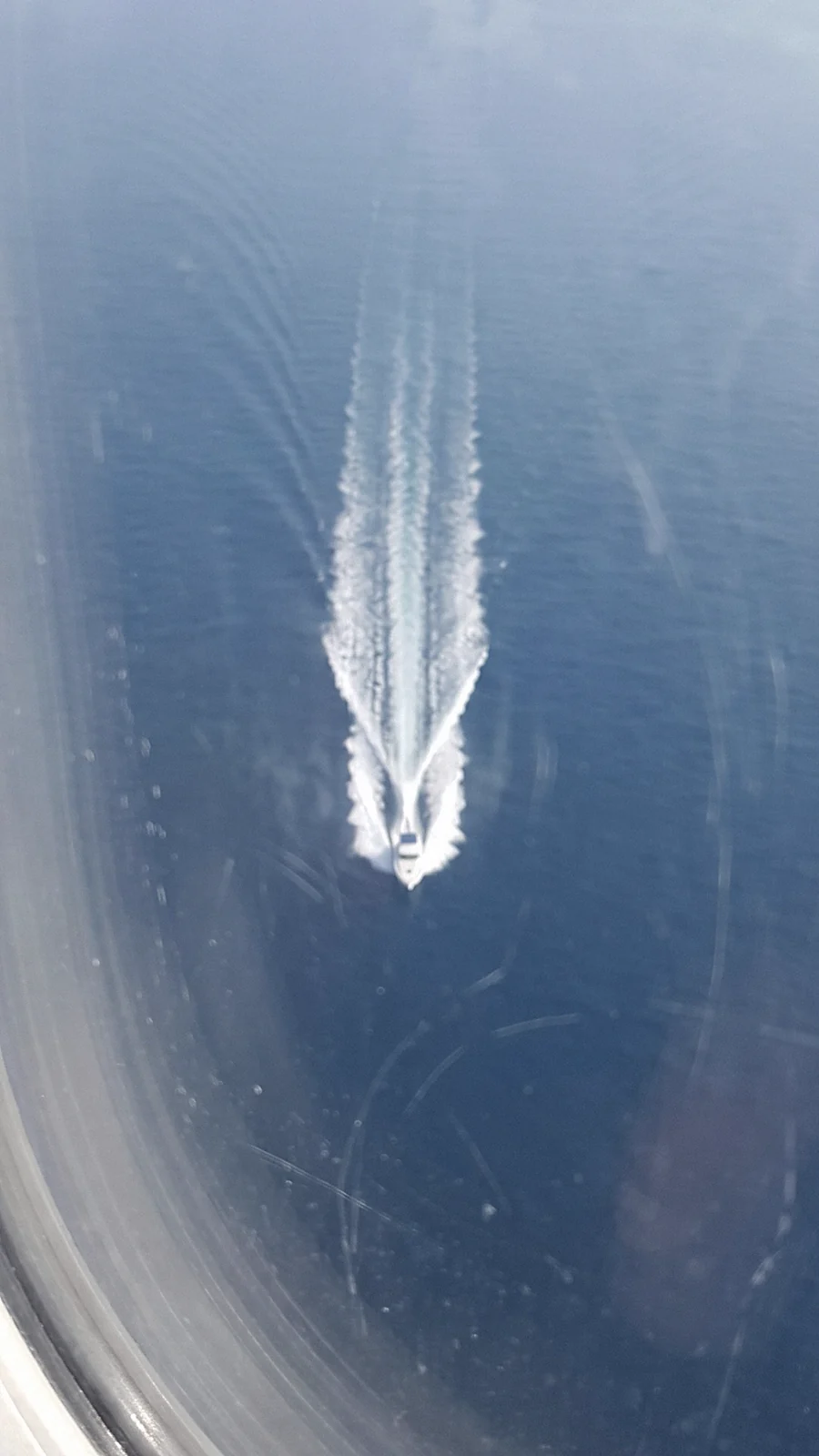 Le sillage d’un bateau dessine un V sur la mer