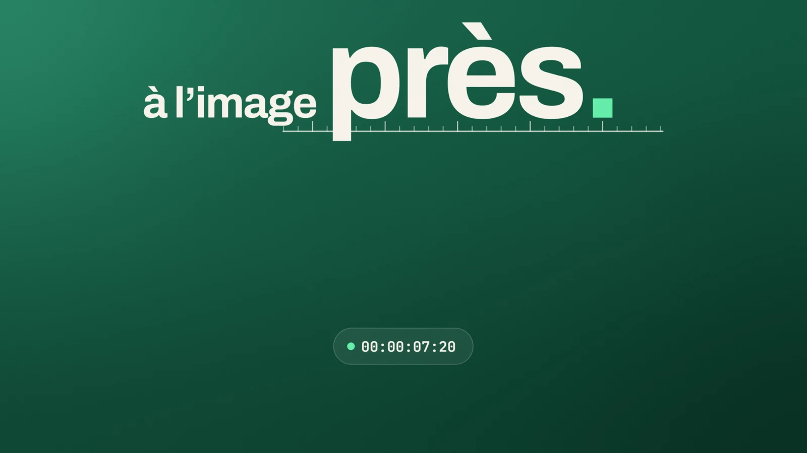 Image du film : les mots « à l’image près. » en grandes lettres sur fond vert, au-dessus d’un compteur d’images