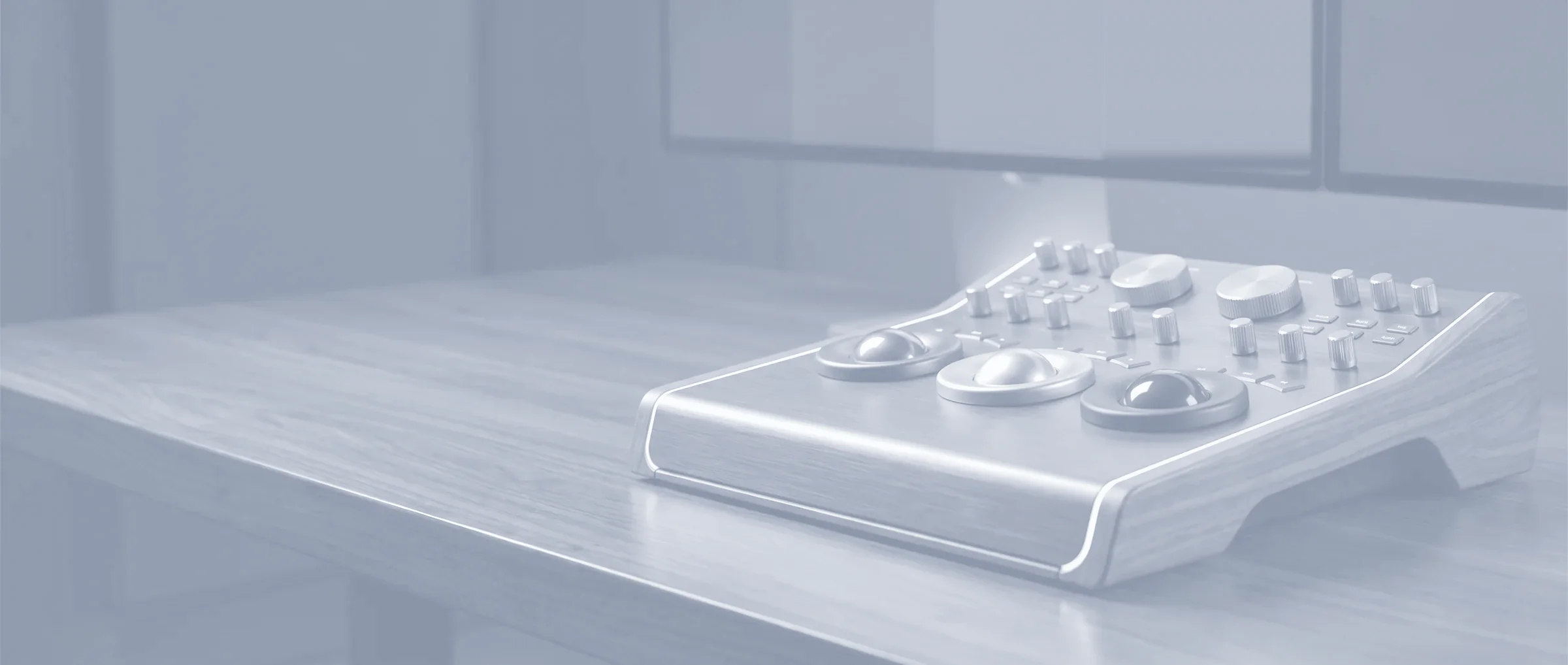 Ein Color-Grading-Pult aus Nussbaum mit seinen drei Trackballs